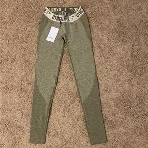 Gym shark leggings